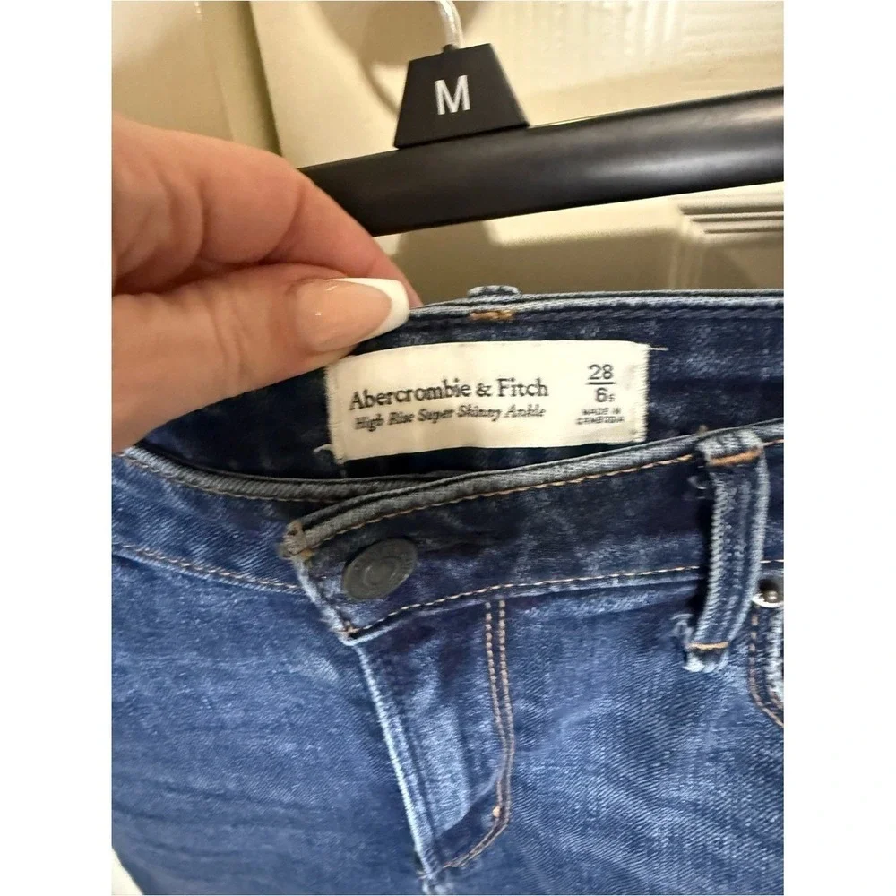 Abercrombie & Fitch Distressed Skinny Jeans Raw Hem Stretch Denim Size 28/6 - Picture 2 of 4